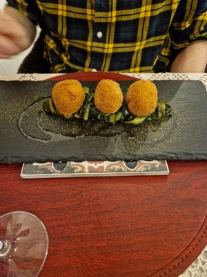 polpette fritte ai fagioli cannellini e cicoria at Vis à Vis cucina&eventi in Orvieto