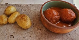 Meatballs and roasties at Vis à Vis cucina&eventi in Orvieto