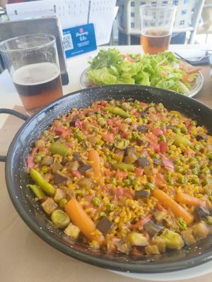 paella vegana, y tienen una hamburguesa vegana at Izaro in Bermeo