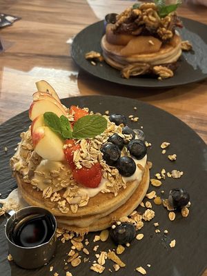 Breakfast Overload pancakes (€9,50)🍓🍌🫐  at Mr NonNo - Center in Rotterdam