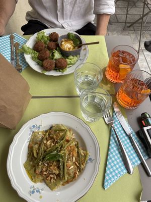 Piacevole scoperta all’entrata di Finalborgo, ravioli e falafel molto buoni, location suggestiva e locale molto carino. Super consigliato!  at Amaranto Bistrot in Finale Ligure