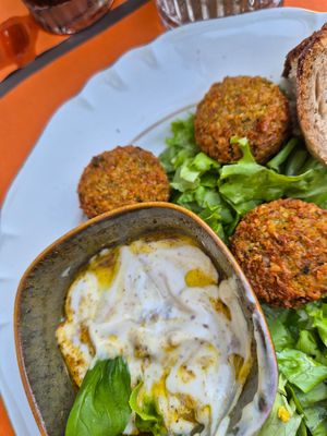 Falafel mit veganem Dip at Amaranto Bistrot in Finale Ligure