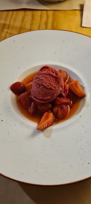 Morangos marinados + gelado vegan de frutos vermelhos at Afuego tapería in O Grove