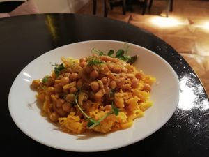Chickpea curry at Verv Kitchen in Bucharest