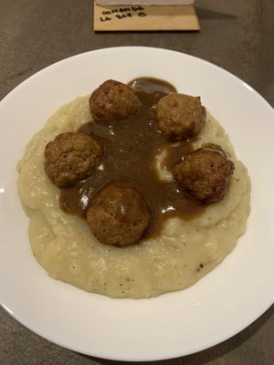 BEYOND MEAT MEATBALLS WITH MASHED POTATOES & BROWN SAUCE at Verv Kitchen in Bucharest