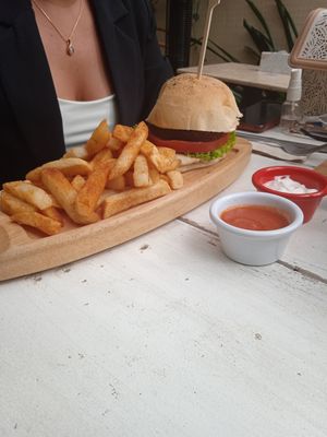 Hamburguesa de lentejas at AMA in Medellin