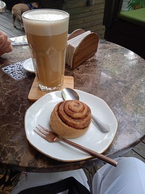 Rollo de canela y frape at AMA in Medellin