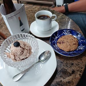 Helado de brownie (4/10) y galleta de chocolate (10/10) at AMA in Medellin