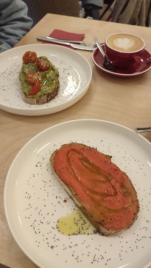Tostaditas de aguacate y tomate con aceite de ajo y at Yum Baaar in Segovia