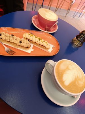 Opcja wegańska to nie typowy ekler, tylko bardziej kruche ciastko z nadzieniem i kremem na górze względem podobne do eklera. Bynajmniej w smaku bardzo dobre, kawa z napojem owsi at Eklerownia in Gdansk