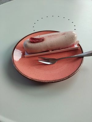 Erdbeeren Eclair at Eklerownia in Gdansk