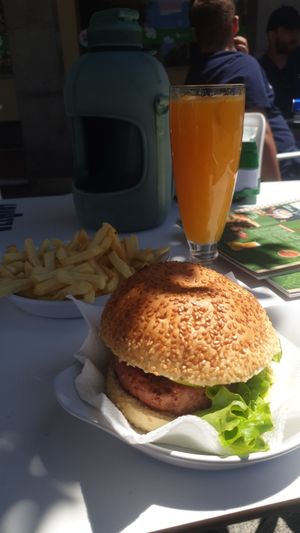 Vegan burger at Petinga Doce in Vila Praia De Ancora