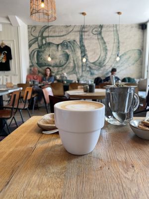 Kofffie en theee  at Pura Vida Foodbar - West in West-terschelling