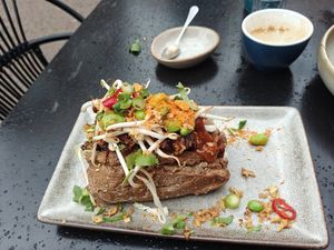 Sticky tempeh sandwich at Pura Vida Foodbar - West in West-terschelling