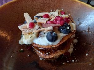 Banana pancakes, vegan (haverpannenkoeken, kokosyoghurt, banaan en meer) at Pura Vida Foodbar - West in West-terschelling