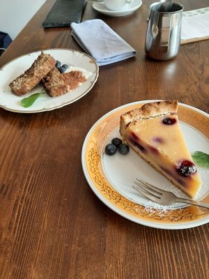 blueberry cheesecake at Oh Circle in Munich