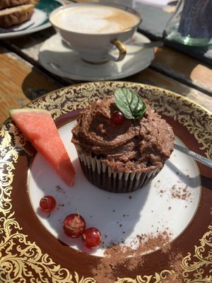 Kleiner Cappuccino und Schokomuffin at Oh Circle in Munich