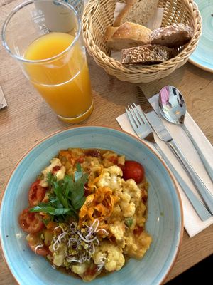 „Vegetarisches Kartoffel Blumenkohl Curry“ was scheinbar vegan sein soll und eine Maracujaschorle  at Onkel Johnny‘s in Wenningstedt-braderup