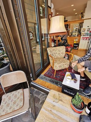Small seating area at Gottfried's Feinkiosk im Leibnizhaus in Hannover