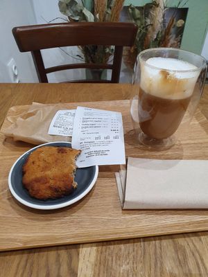 caramelised apple & nut cookie + pumpkin spice latte (also got another cookie, hence the 9.8€ on the receit) at Circé in Lille