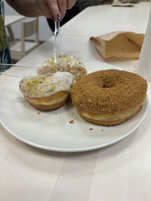 There’s no better afternoon treat than splitting Bloomer’s donuts with a coworker 😺  at Mos Mos Coffee in Toronto