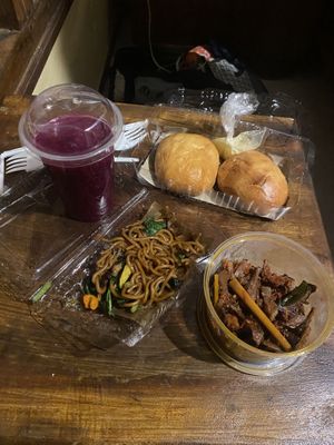 My order cost me less than £4. Dragon fruit juice, sweet buns, noodles and a spicy ‘chicken’ dish at Circle Point Vegan Eatery in Jimbaran