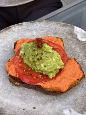 Tostada con tomate y aguacate  at Cokooncafé in Bilbao