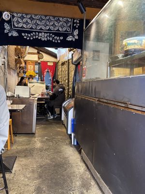   at Shi Zhiqian - 释之谦 - Maybe closed in Dali