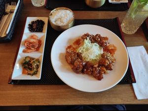 Blumenkohl Wings + Gemüsebeilage at ONNI in Luebeck