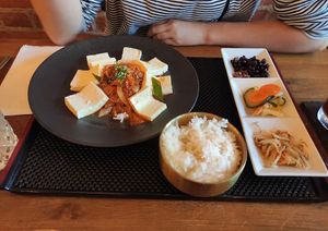 Warmes Kimchi + Tofu + Gemüsebeilagen at ONNI in Luebeck
