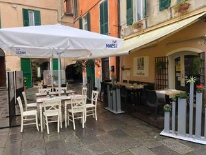 outside at Le 5 e 25 in Albenga