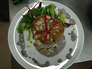 chickpeas and aubergine burger with veggies at Le 5 e 25 in Albenga