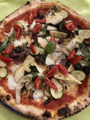 Reichhaltige vegetarische Pizza, die es auf Wunsch auch ohne Käse gibt    at Le 5 e 25 in Albenga