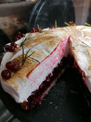 Brombeer-Rosmarin Baiser Tarte at Fräulein Brömse in Luebeck