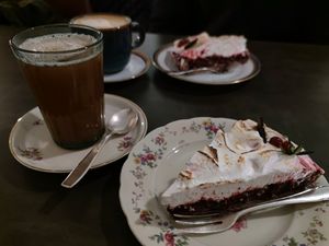 Brombeer Baiser & heißer Apfelsaft at Fräulein Brömse in Luebeck