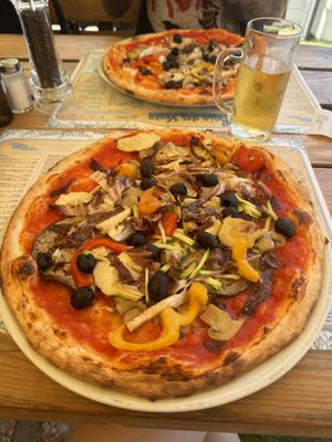 Vegane Pizza. Sie kommt ohne Käse. Wir haben Knoblauchöl dazu bestellt, dann ist sie super lecker.   at Baia del Vento in San Felice Del Benaco