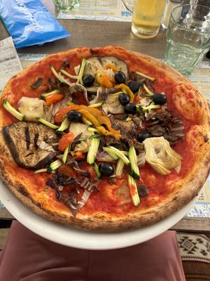 Nochmal die Pizza von nahem   at Baia del Vento in San Felice Del Benaco