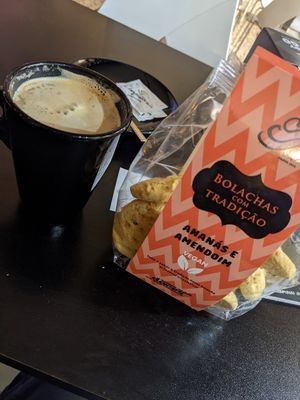 Oat milk latte with vegan cookies at A Confeitaria in Funchal