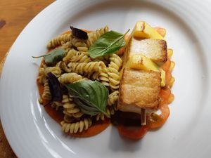 Penne de quinoa e pesto,  e espetada de todo com ananás at Cor de Tangerina in Guimaraes