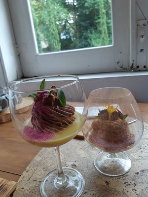 Mousse de alfarroba e mousse de amora at Cor de Tangerina in Guimaraes