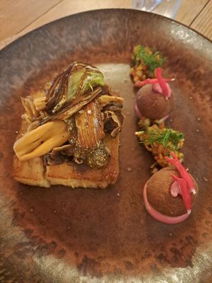 Mil folhas de batata com cantarelos , bolinhas de alheira e bolota com maionese de beterraba at Cor de Tangerina in Guimaraes