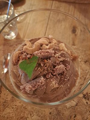 Mousse de alfarroba com pedaços de ananás, cajú e desidratado de beterraba at Cor de Tangerina in Guimaraes