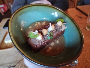 Bolo de farinha de bolota e avelãs com molho de maçã e limão at Cor de Tangerina in Guimaraes