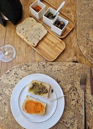 Starter of olives and patês (chickpea and basil) at Cor de Tangerina in Guimaraes