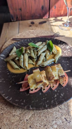 Penne de quinoa com pesto de manjericão e espetada de tofu com ananás at Cor de Tangerina in Guimaraes