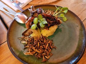 Cogumelos silvestres com pure de 2 batatas. at Cor de Tangerina in Guimaraes