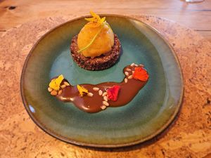 Crumble de avelã com sorvete de tangerina at Cor de Tangerina in Guimaraes