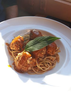 Spaguetti com almôndegas de tofu at Cor de Tangerina in Guimaraes
