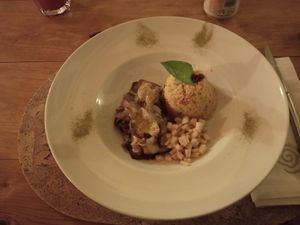 Tofu no forno com cebolada de urtigas, salada de chuchu e couscous at Cor de Tangerina in Guimaraes