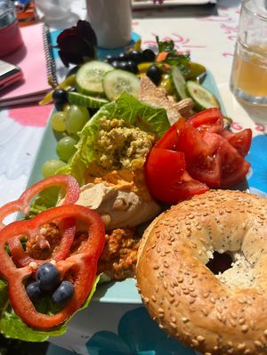 Veganes Frühstück mit Beagle und Humus  at Café Liebevoll in Fehmarn